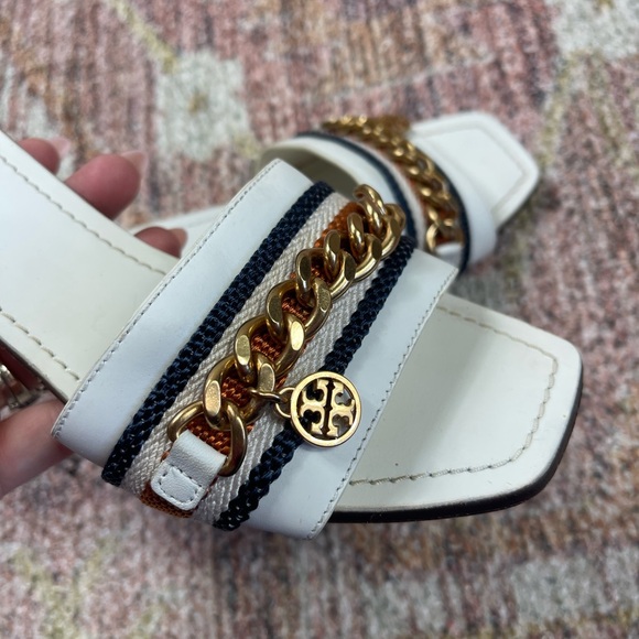 Tory Burch Benton Kitten Heel White Leather Sandals Gold Chain Logo Charm Size 7 - Picture 4 of 7